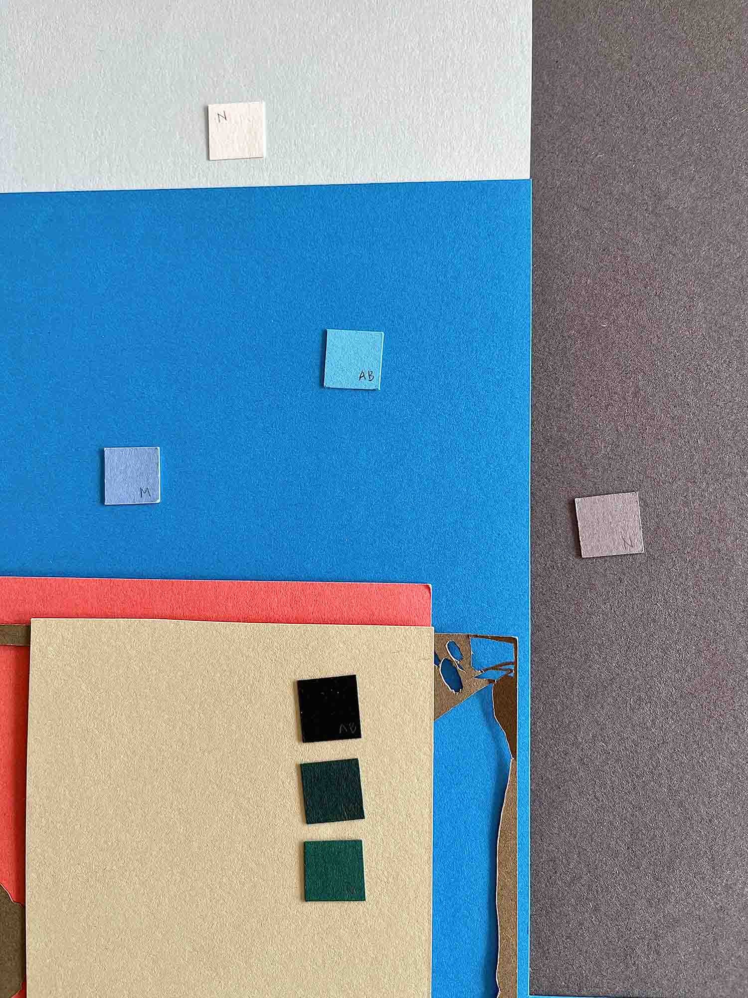 Colored papers are overlaid with small swatches while paper colors are chosen.